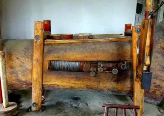 民国的老榨油机，模样笨重，如果用它榨油要用一种“原始”的方法