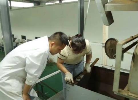 贵定：年生产500余吨 油菜籽榨油忙